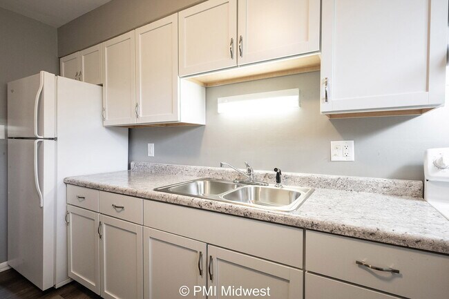 Building Photo - "Charming 2-Bedroom Apartment in Avon - Co...