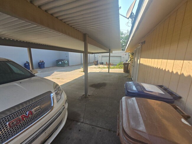 Building Photo - 2 Bed - 1 Bath Unit with Covered Parking