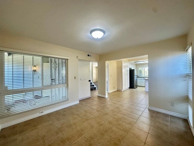 Building Photo - 4 Bedroom Home 3 Car Garage with Fenced Ya...