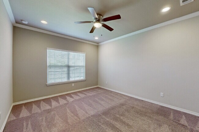 Building Photo - Welcome Home to Summit Crossing