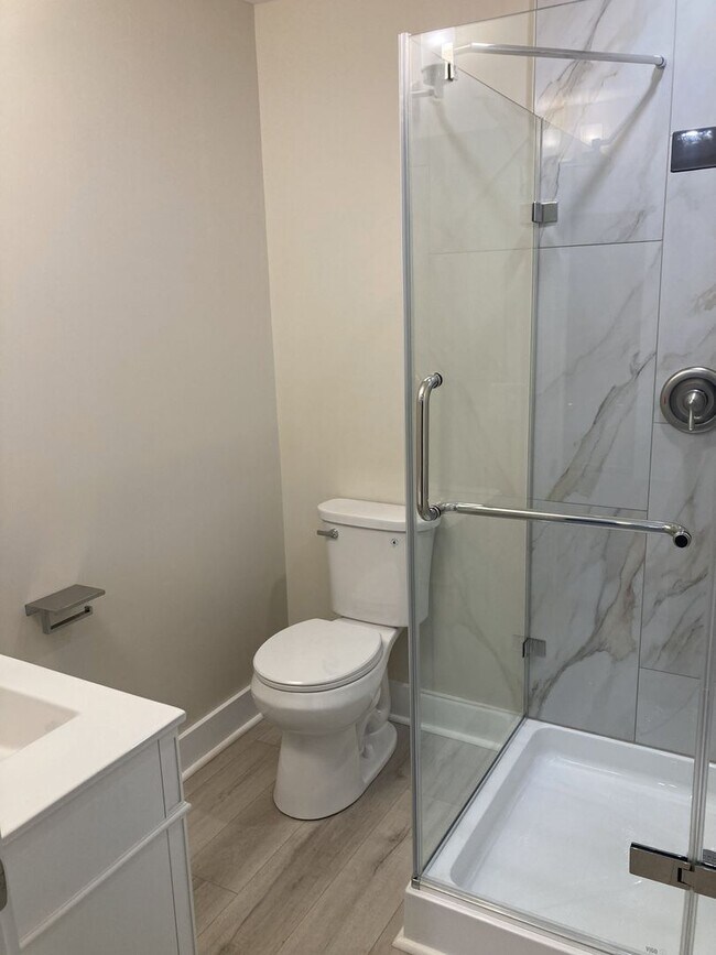 Building Photo - 824 E High St