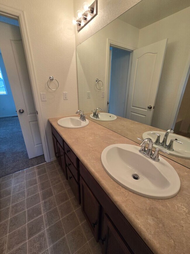 Building Photo - Beautiful 4-Bed, 3.5-Bath Home with Mounta...