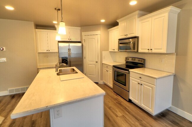 Building Photo - 3 bed 2.5 bath townhome in Salem