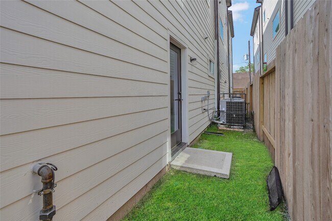 Building Photo - 2711 Rosalie St