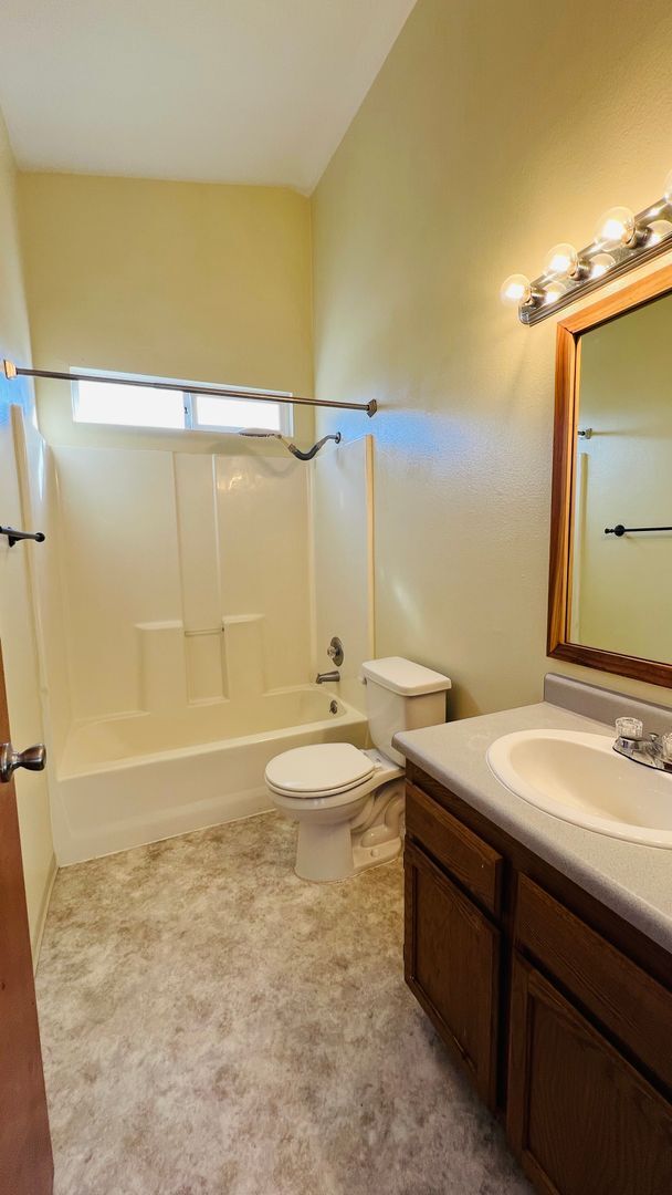 Building Photo - 1805 Caroline Ave