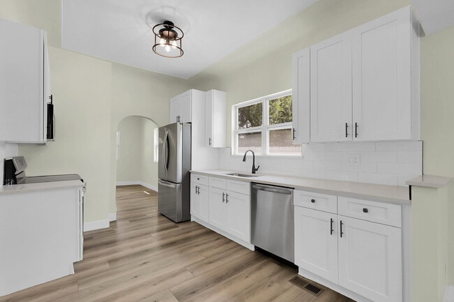 Building Photo - $2,295 - 2 Bed, 1 Bath Newly Renovated Hom...