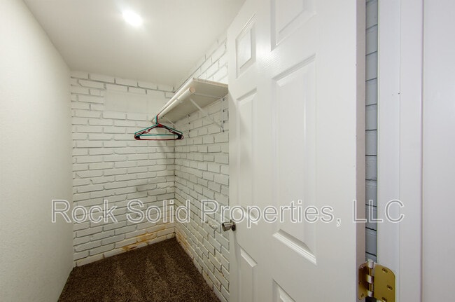 Building Photo - 516 E 6th St