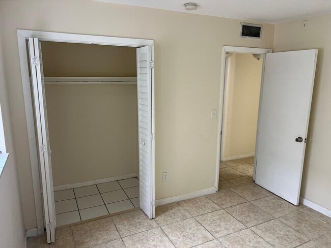 Building Photo - 15225 NE 6th Ave