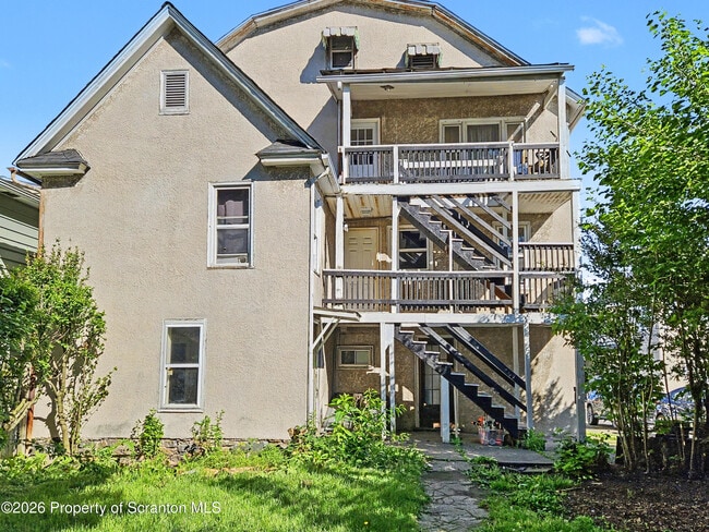 Building Photo - 122 Willow St