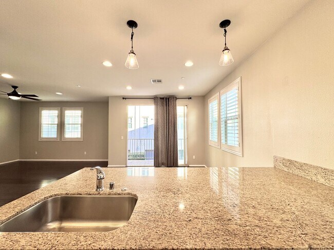 Building Photo - Newer Built Townhome with Solar in Gated Community! Pet-Friendly!
