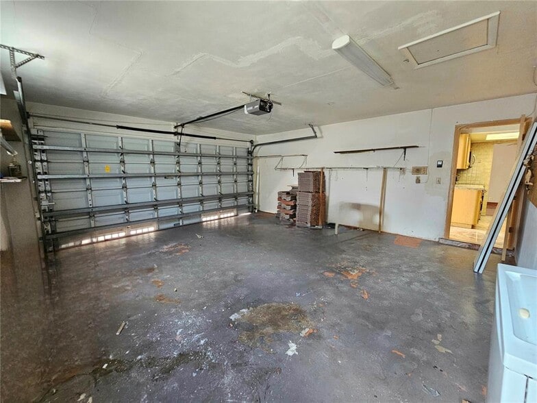 Building Photo - 3241 NW 40th St