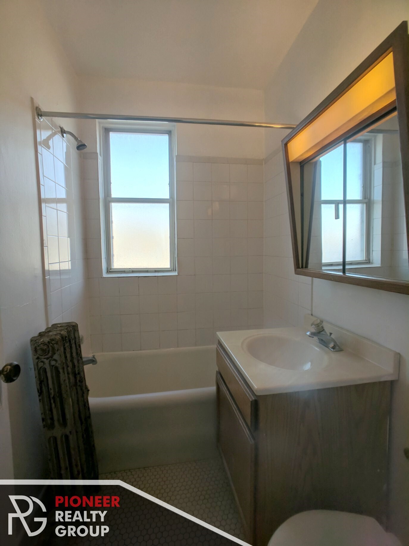Building Photo - 711 W Belmont Ave