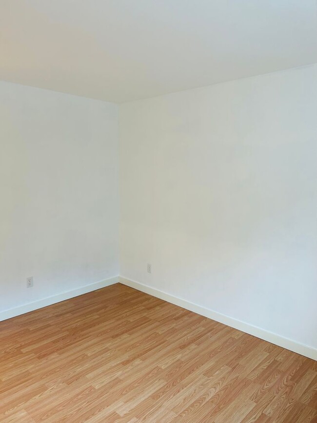 Building Photo - Private end-unit Top Floor Condo - 2 Assig...