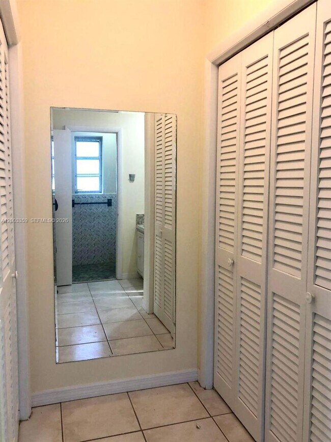 Building Photo - 4900 SW 36th Ct