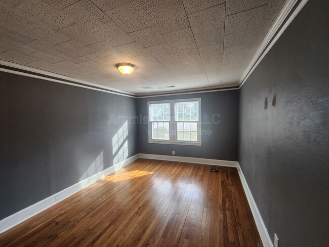 Building Photo - 802 N Park St