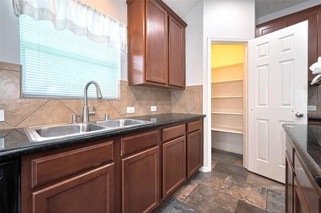 Building Photo - 2819 Lakecrest Way Dr
