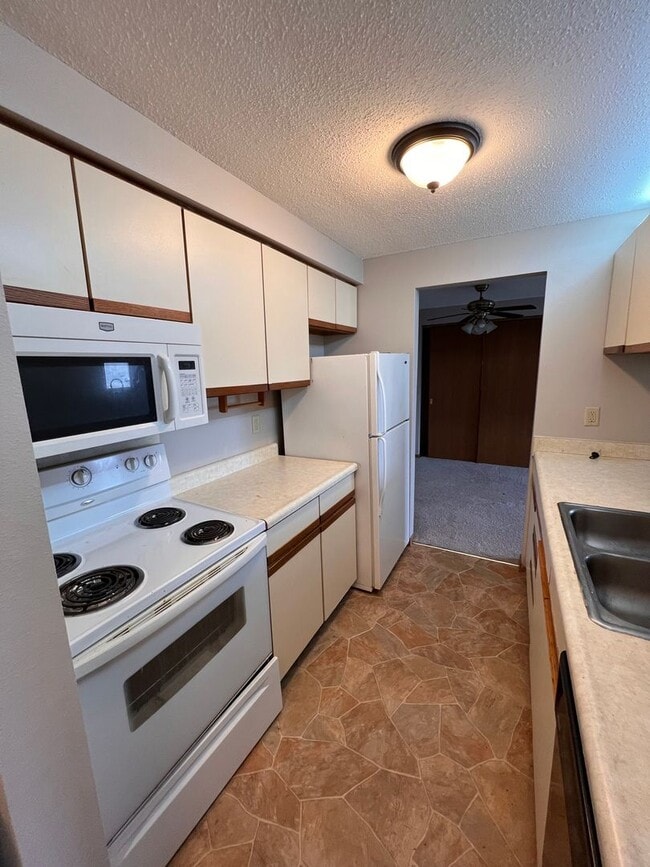 Building Photo - 2 BR 1ba on Benton Dr - Ready August 1st