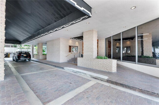 Building Photo - 2 Grove Isle Dr