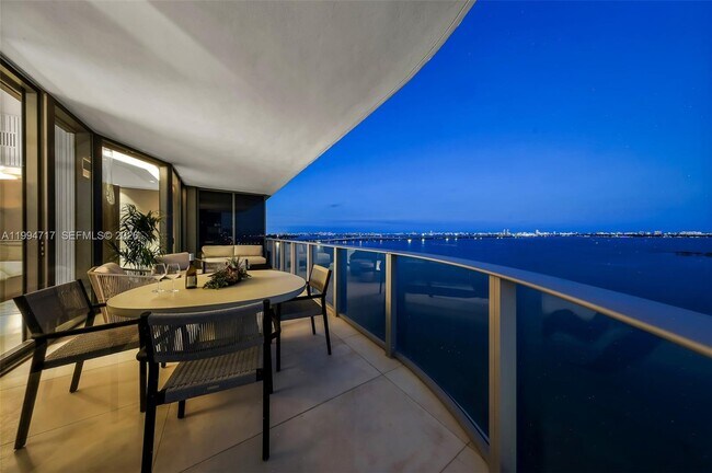 Building Photo - 700 NE 24th St