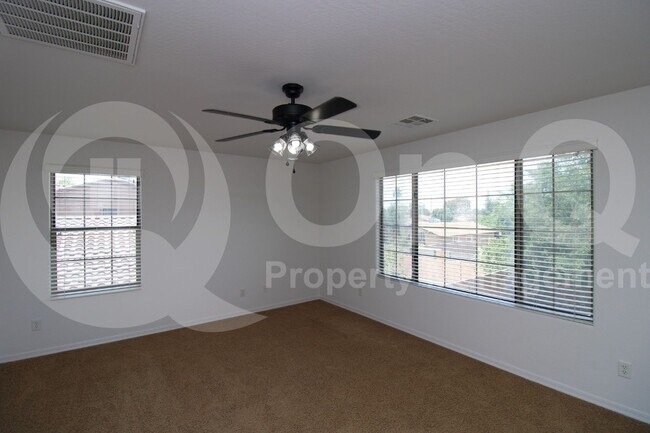 Building Photo - 730 N Robins Way