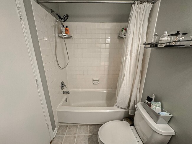 Building Photo - Light-filled and Spacious 3 Bed 2 Bath Tow...