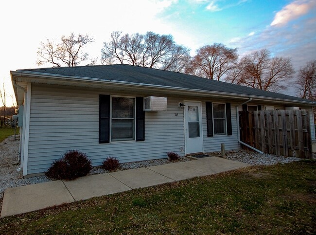 Building Photo - 101-103 South Plum