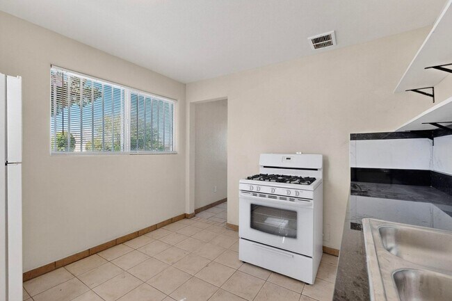 Building Photo - 540 Cardenas Dr SE