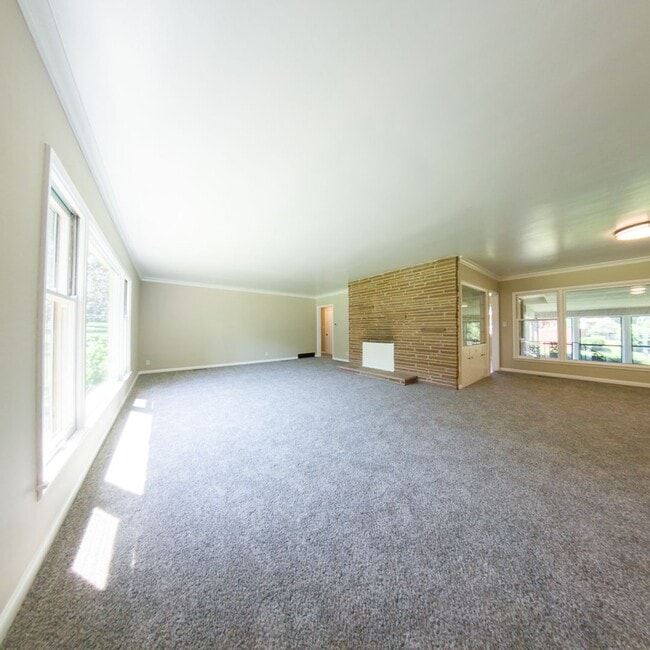 Building Photo - Spacious 3 Bedroom 1.5 Bath Home- Located ...