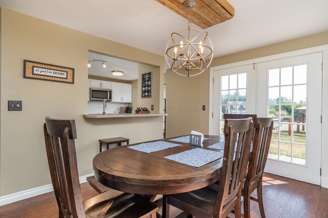 Building Photo - Spacious and Beautiful Home with Private Apartment!