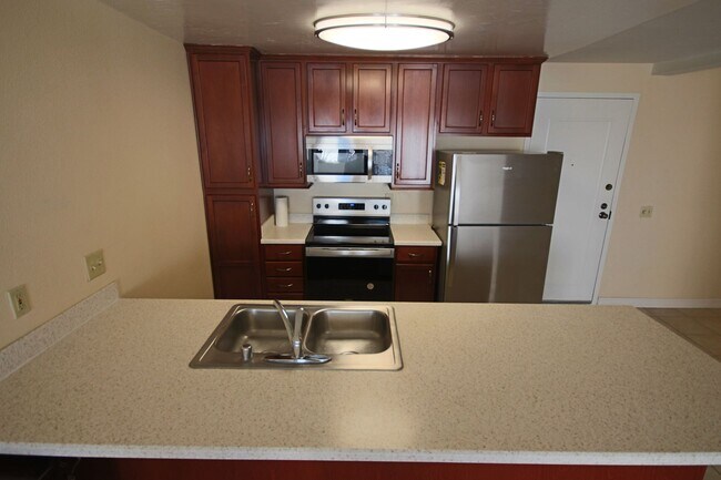 Building Photo - Best Priced 2 Bedroom Condo in the Heart o...
