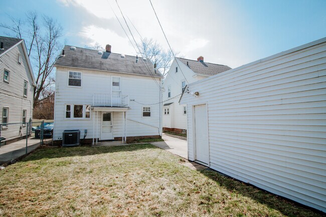 Building Photo - 2032 Glencove Dr