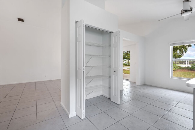 Building Photo - 1975 Oak Berry Cir