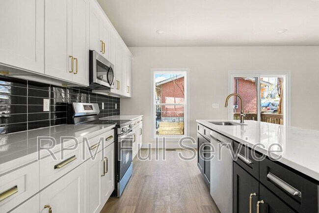 Building Photo - 2134 25th Ave N