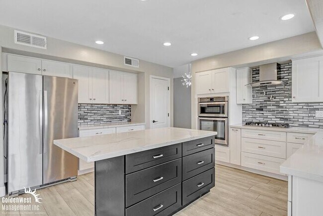 Building Photo - Modern 3bdm 3ba Home with Stylish Upgrades