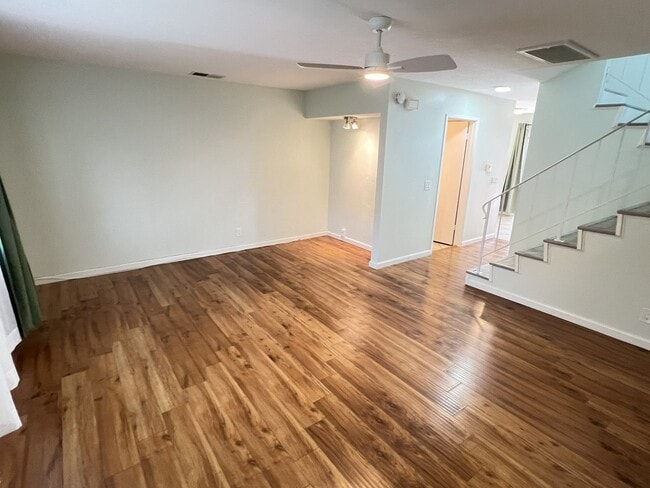 Building Photo - Fantastic 3 Bed 1.5 Bath End Unit Townhome in Orange!