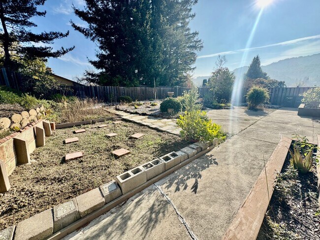 Building Photo - Spacious 4 Bed/2Ba Home in Richmond with Large Backyard!