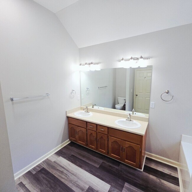 Building Photo - Spacious 3 BR / 2.5 BA in Birmingham!