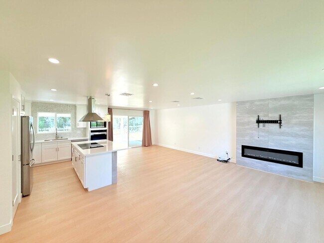 Building Photo - 10839 Fellows Ave