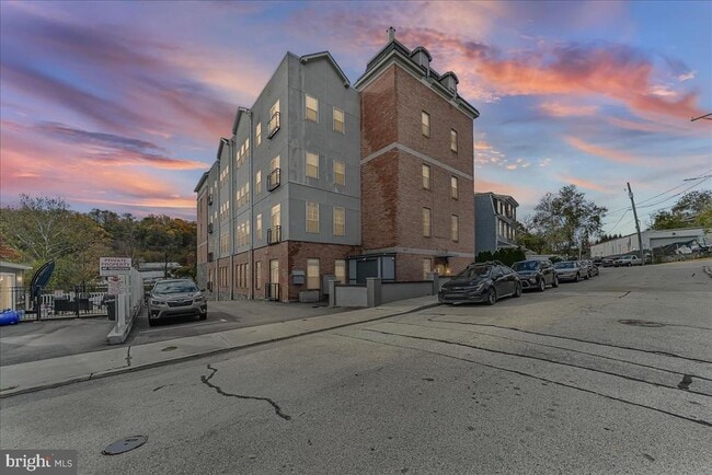 Building Photo - 537 Apple St