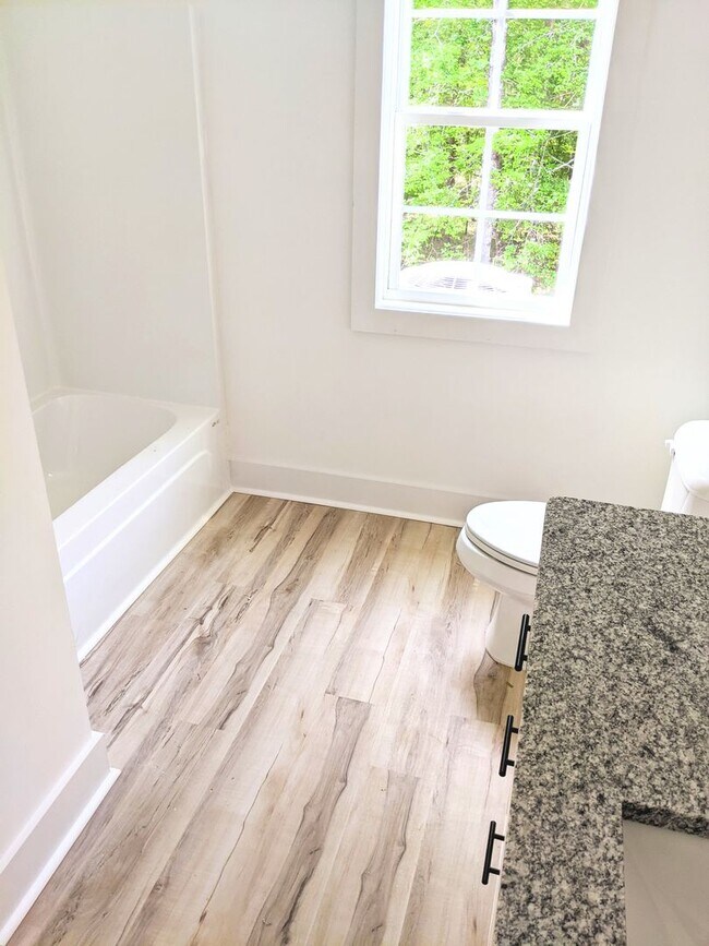 Building Photo - 2 Bedroom Cottage in Fox Run Village!