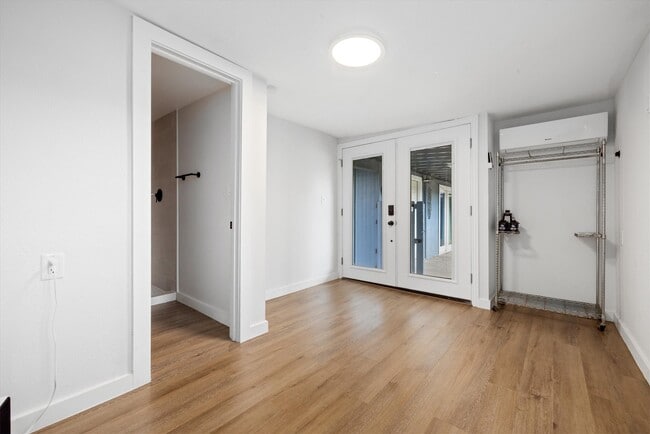 Building Photo - 370 Ling St