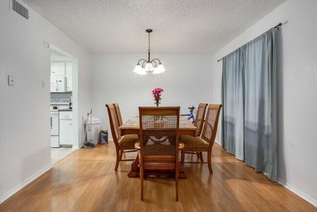 Building Photo - 2401 Leon St