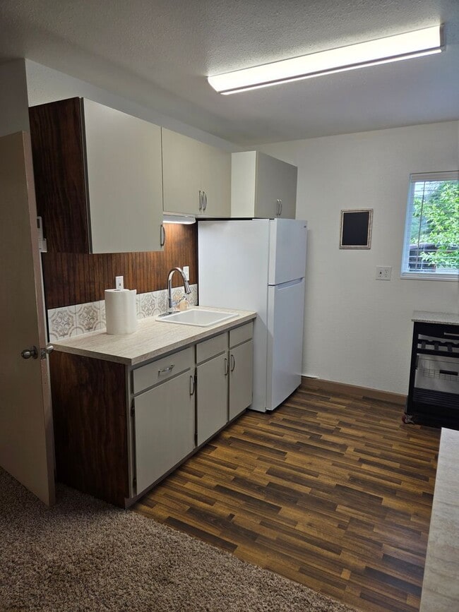 Building Photo - STATUS: AVAILABLE |R21| $1200 + $250 flat ...