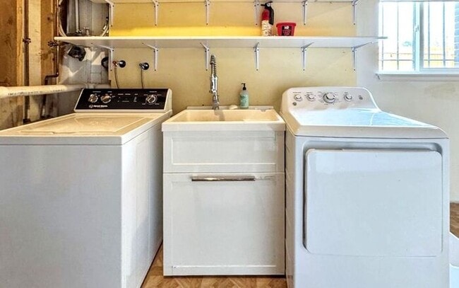Building Photo - Spacious 4-Bedroom Home with Modern Amenit...