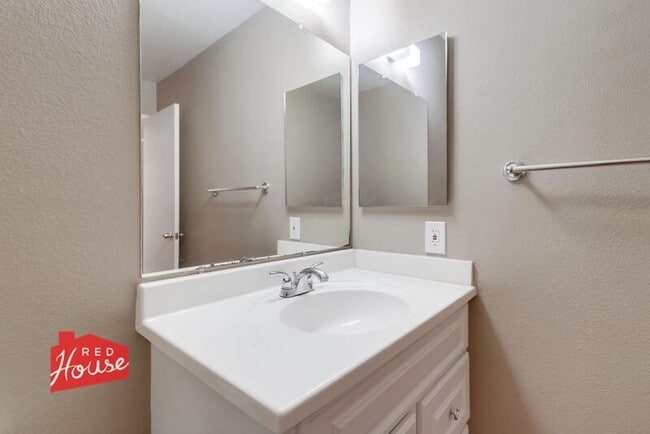 Building Photo - 825 Mola Vista Way