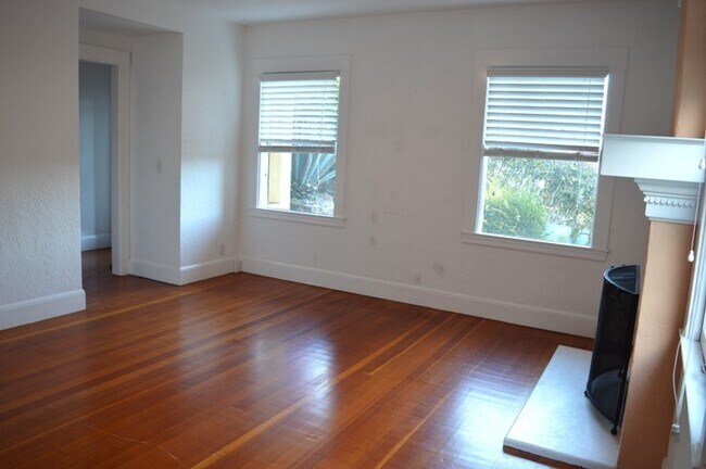 Building Photo - LowCres2