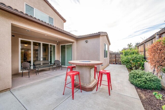 Building Photo - Beautiful 5 bedroom / 4 bath near Clovis East