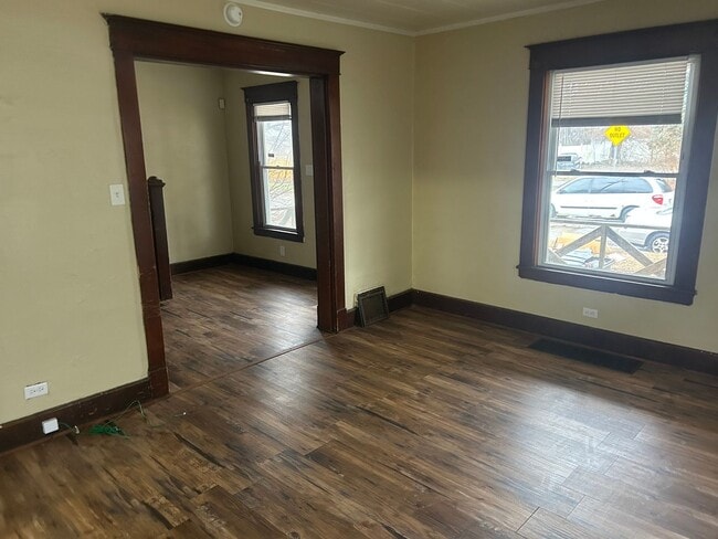 Building Photo - 3 Bedroom House