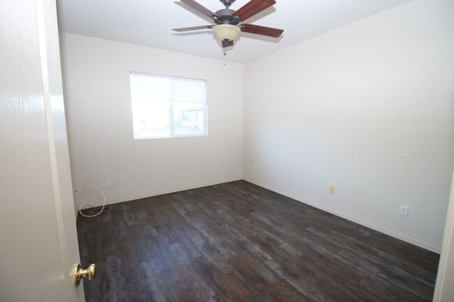 Building Photo - Beautiful 2bdrm 3 bath 2 car garage townhome