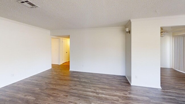 Building Photo - Beautiful 3 bedroom 2 bath Home